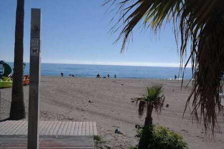 Apartamento En Primera Linea De Playa نيرخا المظهر الخارجي الصورة